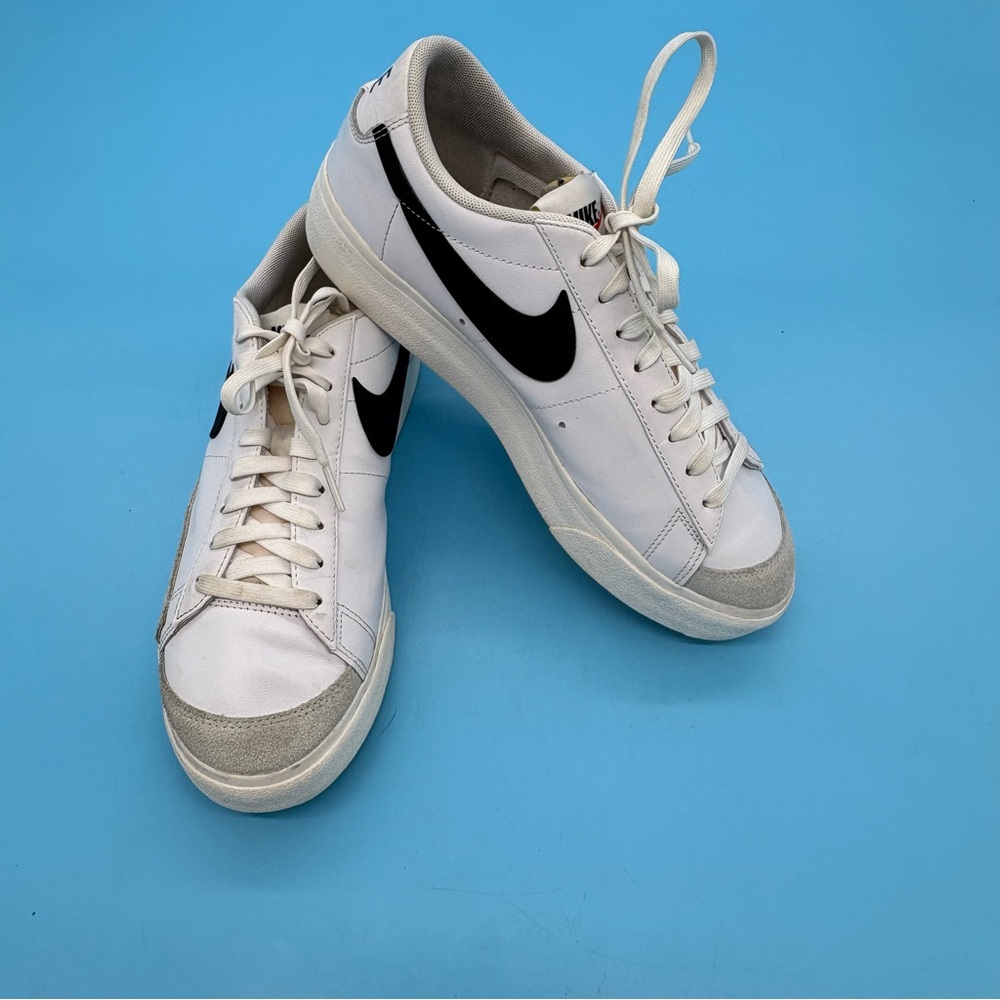 Nike White Black Low-Top Sneakers - Picture 7 of 10